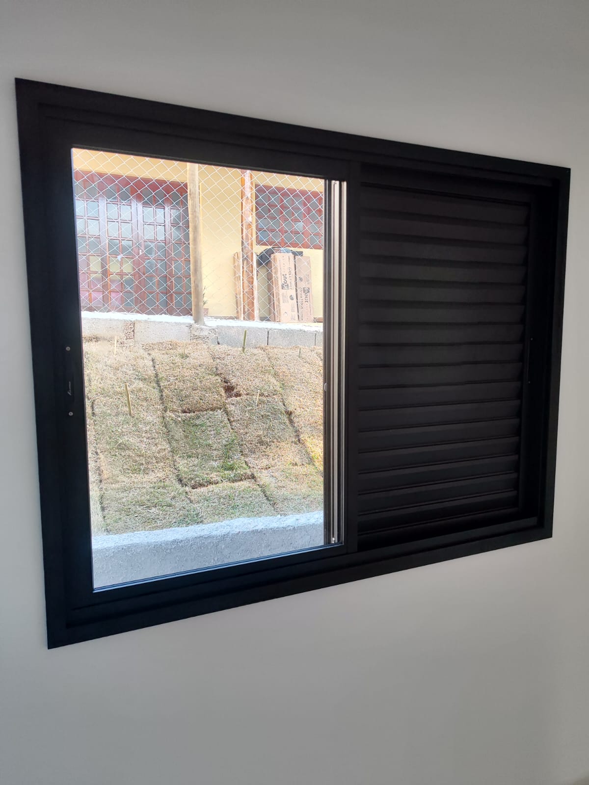 Modelo de janela com veneziana