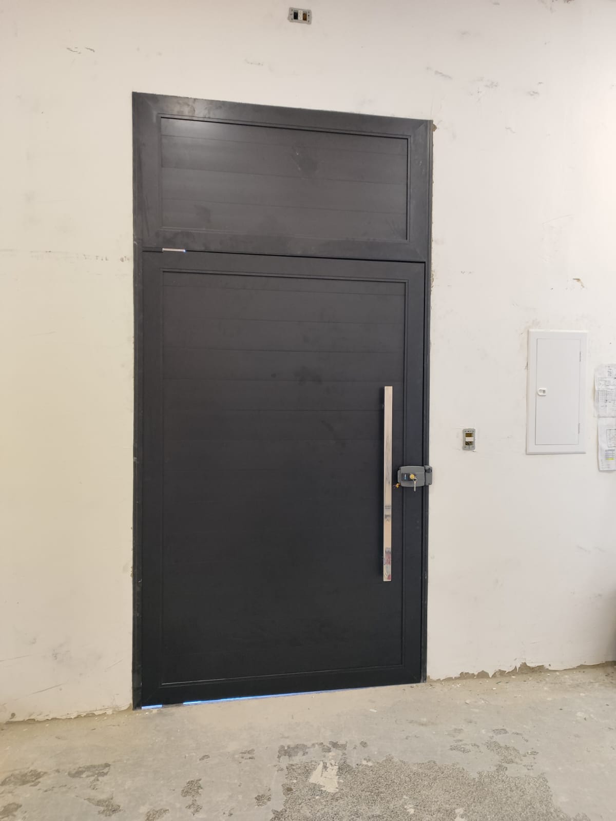 Porta pivotante em esquadria de alumínio