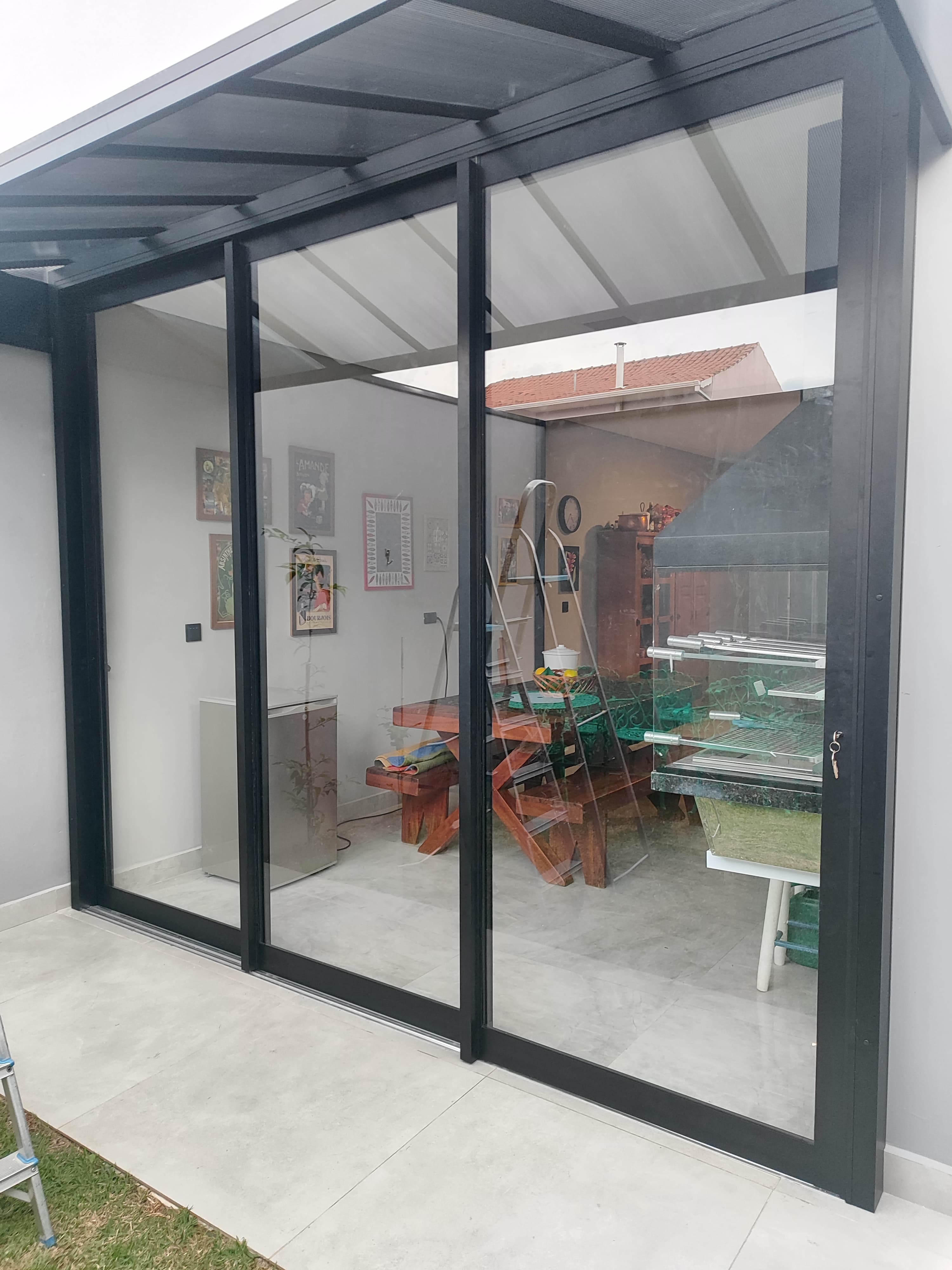 Porta de correr 3 folhas em esquadria de alumínio