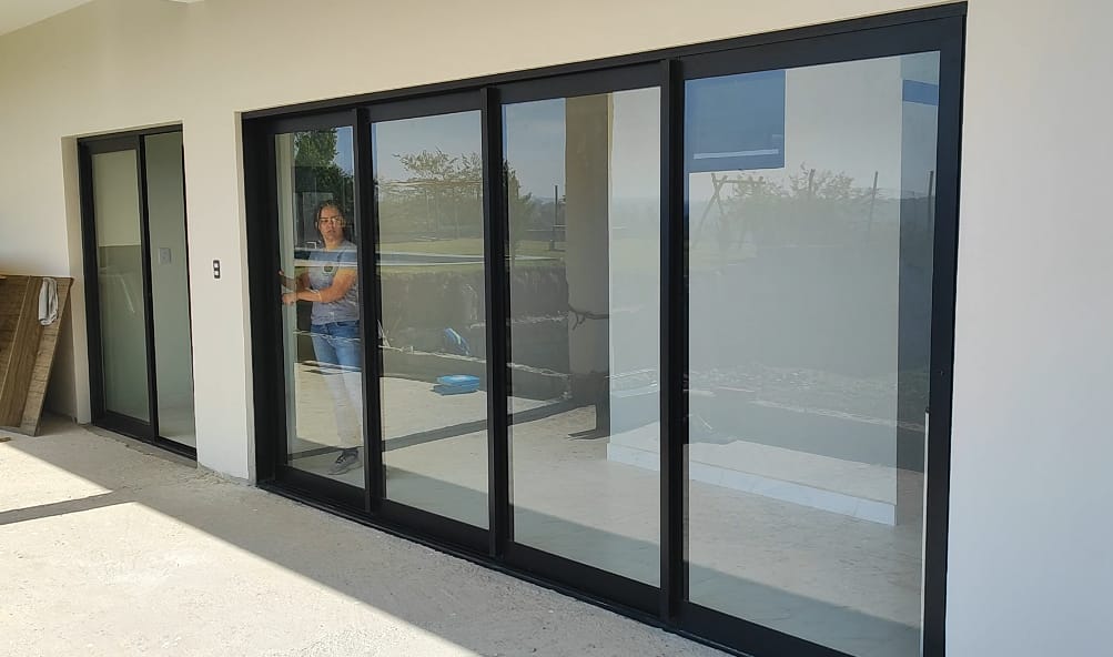 Porta de correr 4 folhas em esquadria de alumínio